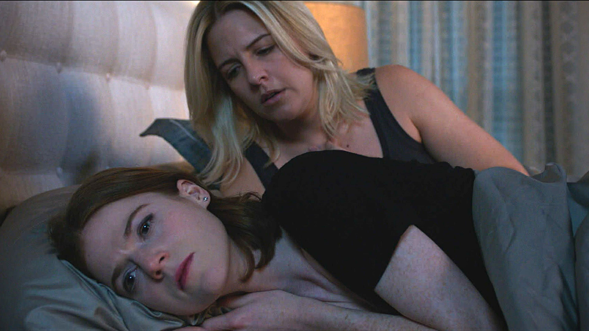 Maia Rindell (Rose Leslie) and Amy Breslin (Heléne York)