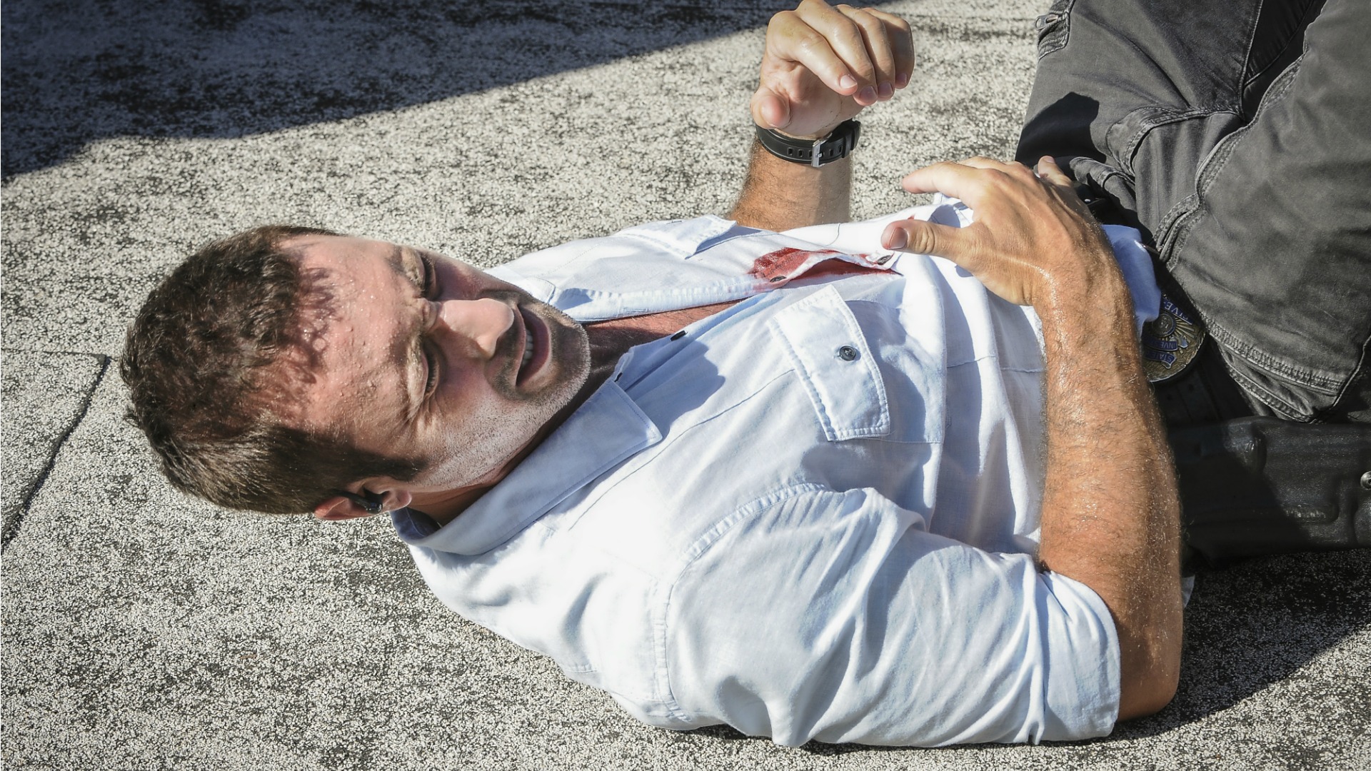 McGarrett hits the pavement.