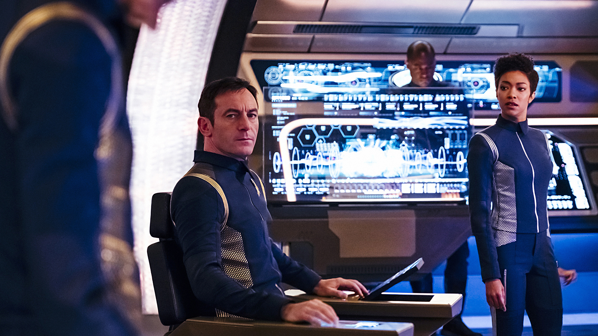 Captain Gabriel Lorca (Jason Isaacs) and Michael Burnham (Sonequa Martin-Green)