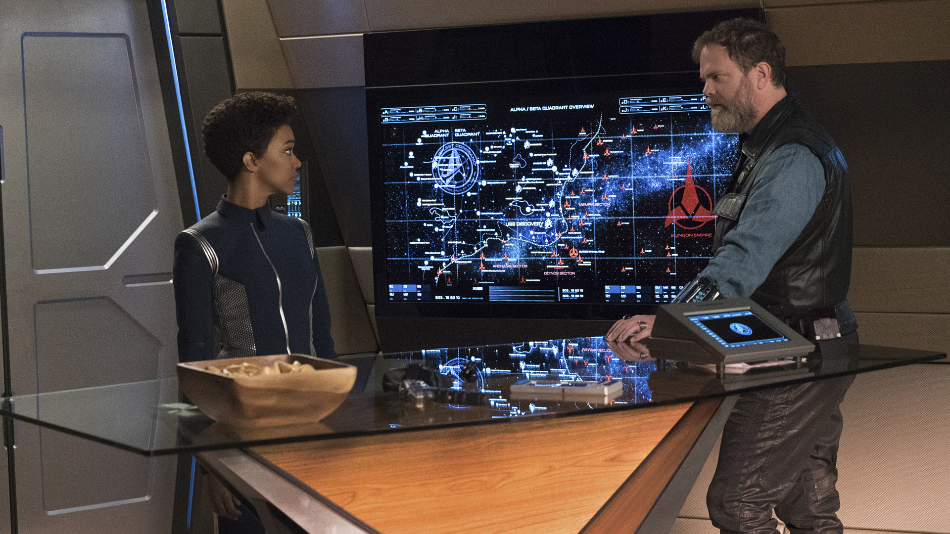 Michael Burnham (Sonequa Martin-Green) and Harry Mudd (Rainn Wilson)
