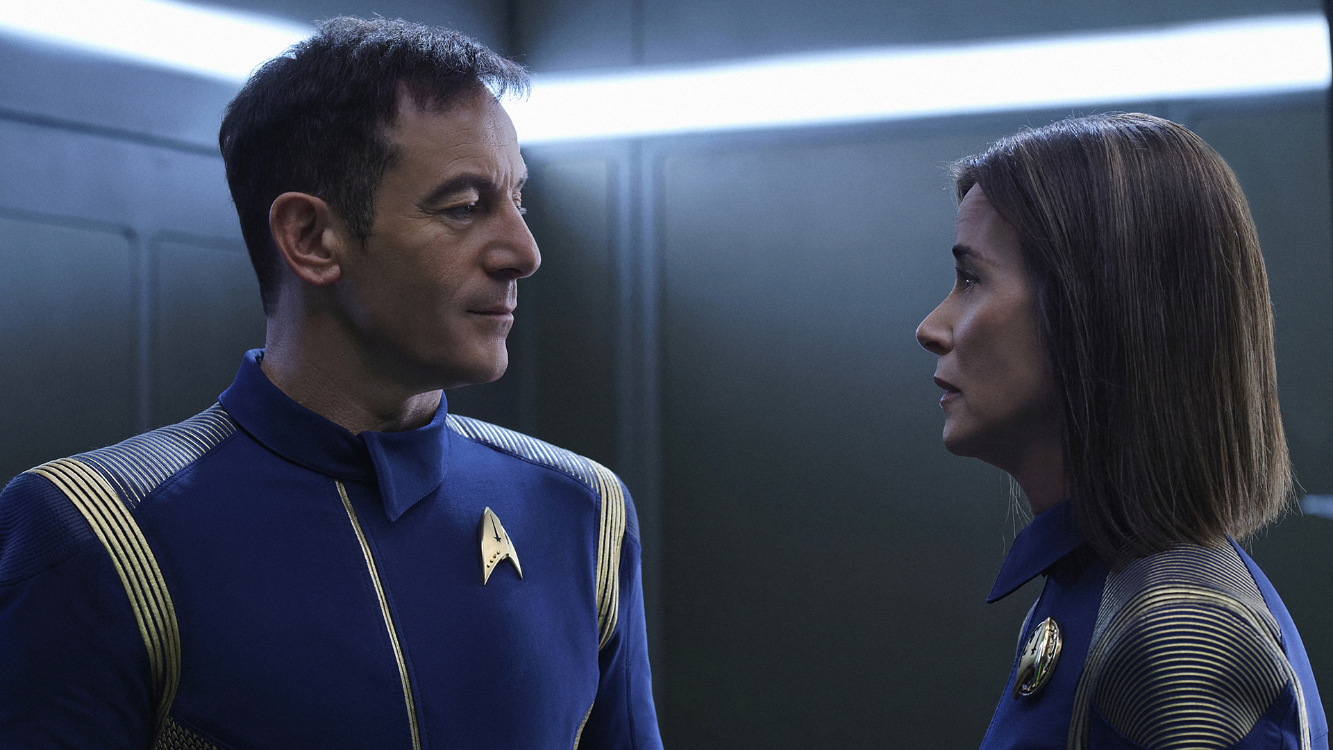 Captain Gabriel Lorca (Jason Isaacs) and Admiral Cornwell (Jayne Brook)