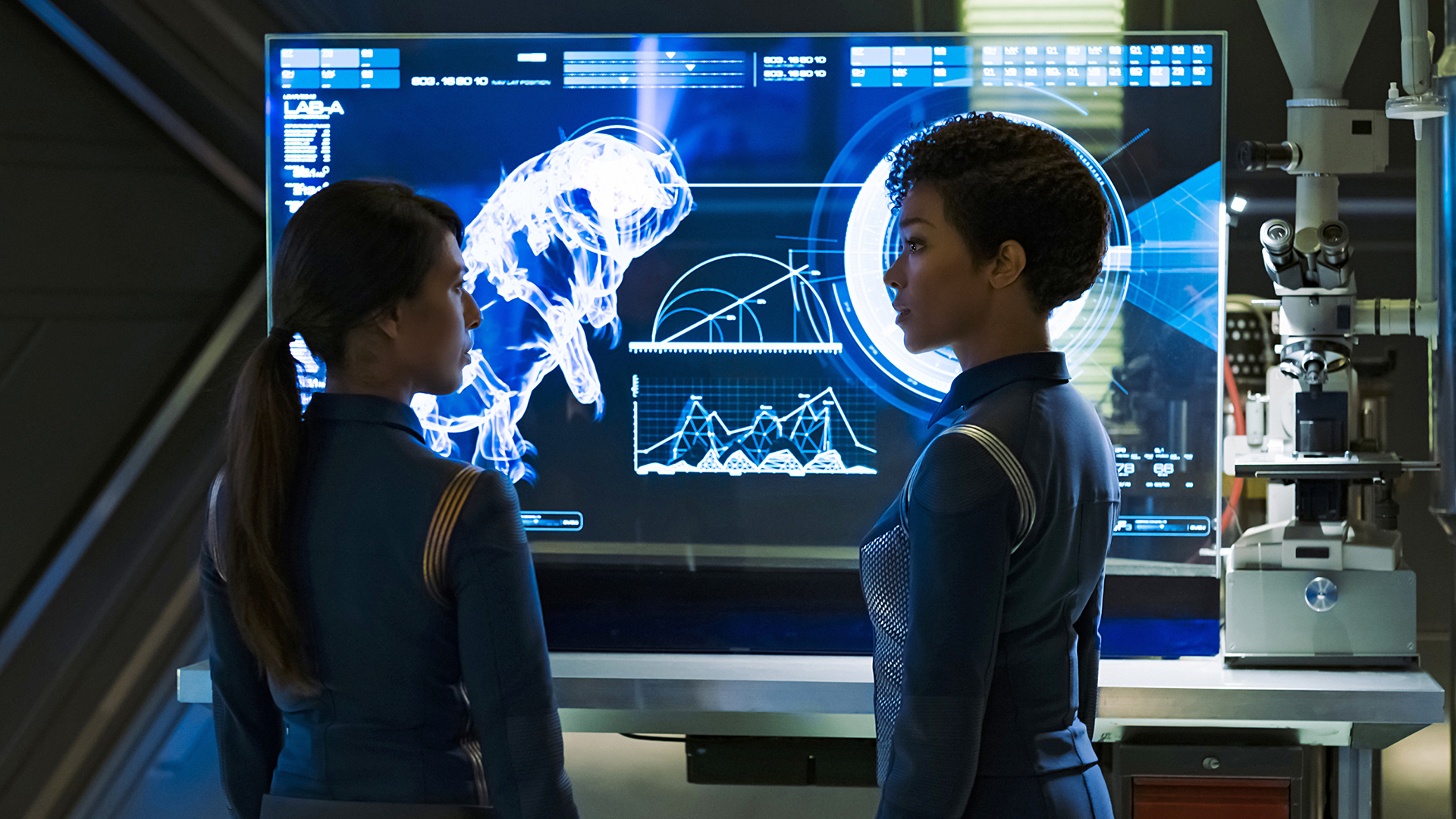 Commander Landry (Rekha Sharma) and Michael Burnham (Sonequa Martin-Green)