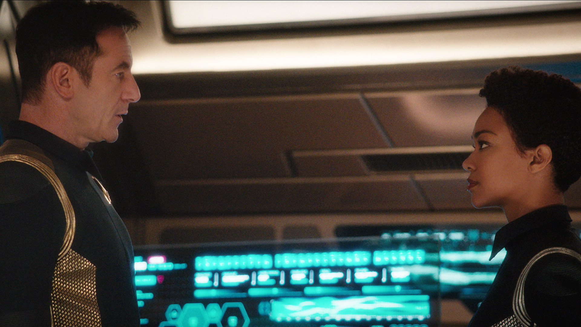 Captain Gabriel Lorca (Jason Isaacs) and Michael Burnham (Sonequa Martin-Green)