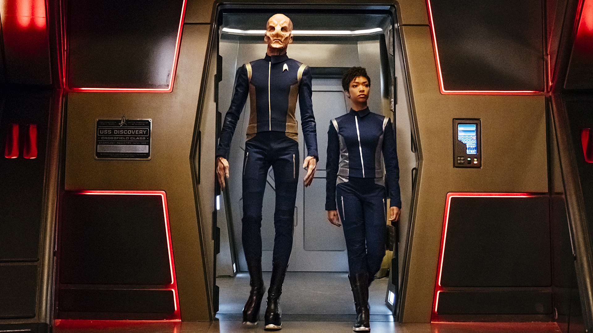 First Officer Saru (Doug Jones) and Michael Burnham (Sonequa Martin-Green)