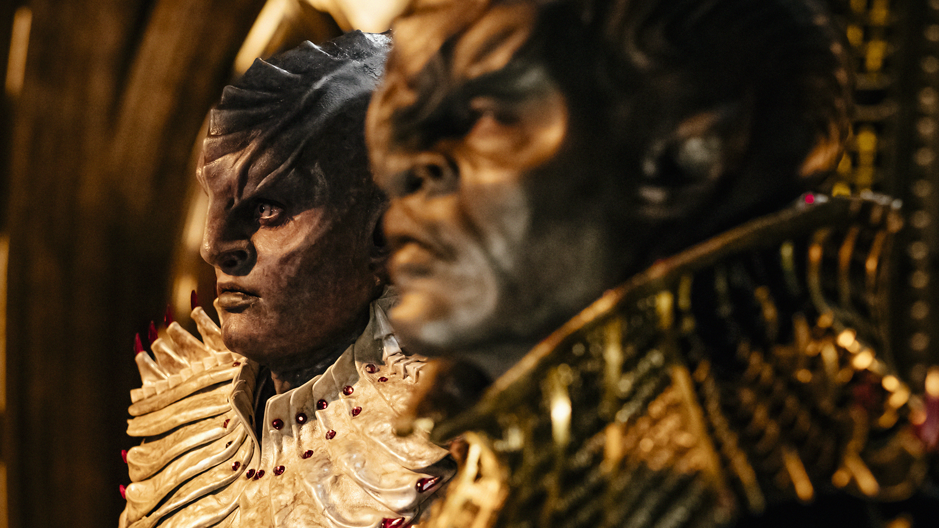 L'Rell (Mary Chieffo) and T'Kuvma (Chris Obi)