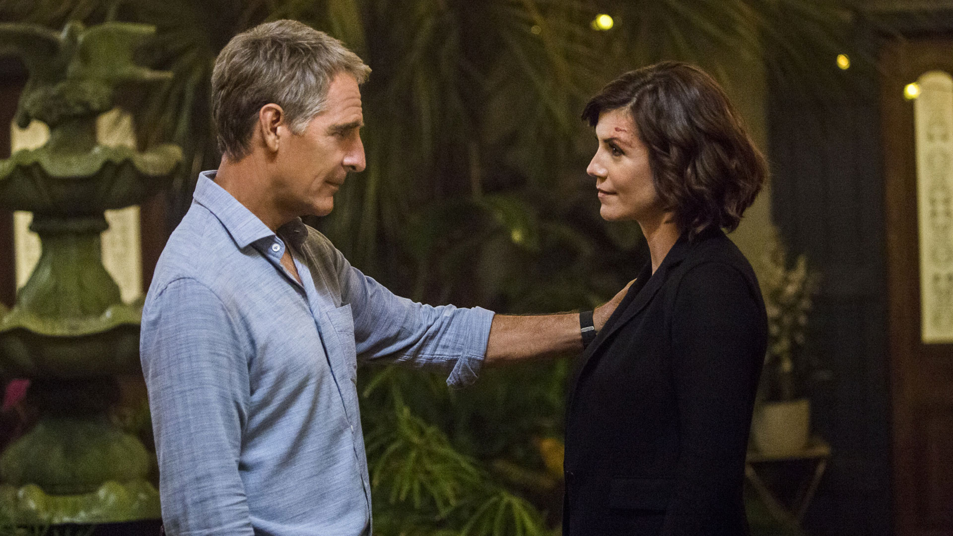 Special Agent Dwayne Pride shares some advice with Meredith Brody
